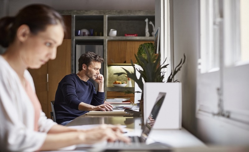 parejas trabajan casa