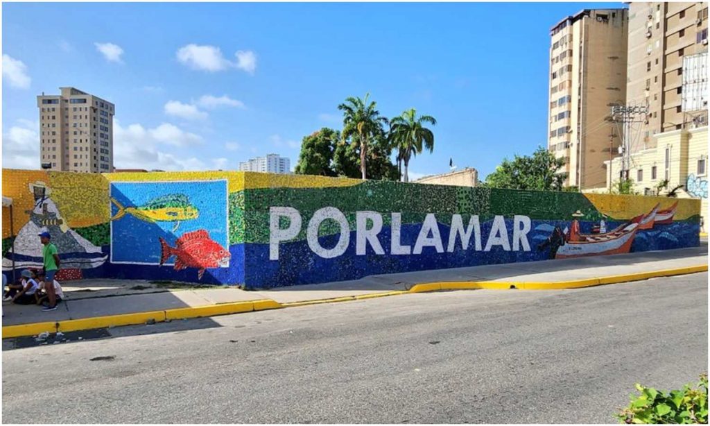 Oscar Olivares termina en Porlamar el mural de tapas plásticas