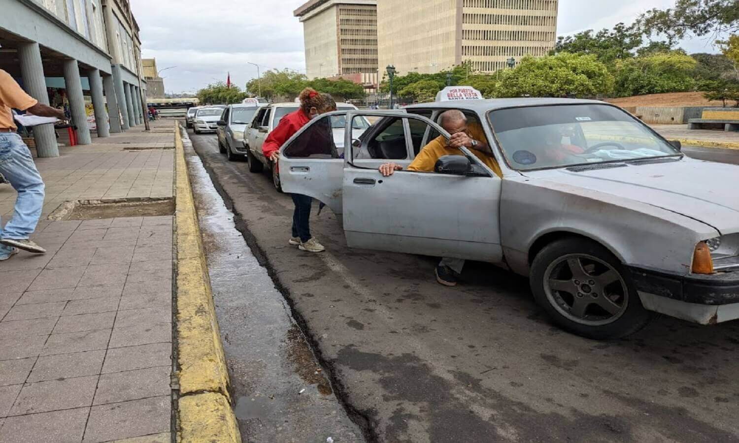 Hasta un dólar por pasaje cobran los transportistas en Maracaibo