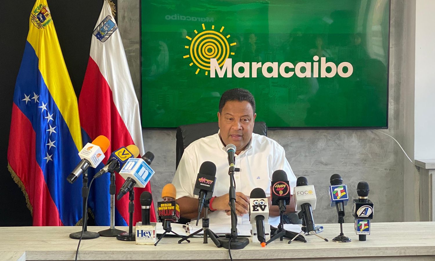 Alcalde de Maracaibo se compromete a reasfaltar la entrada del Hospital Universitario: “lo tenemos previsto, no se nos ha pasado”