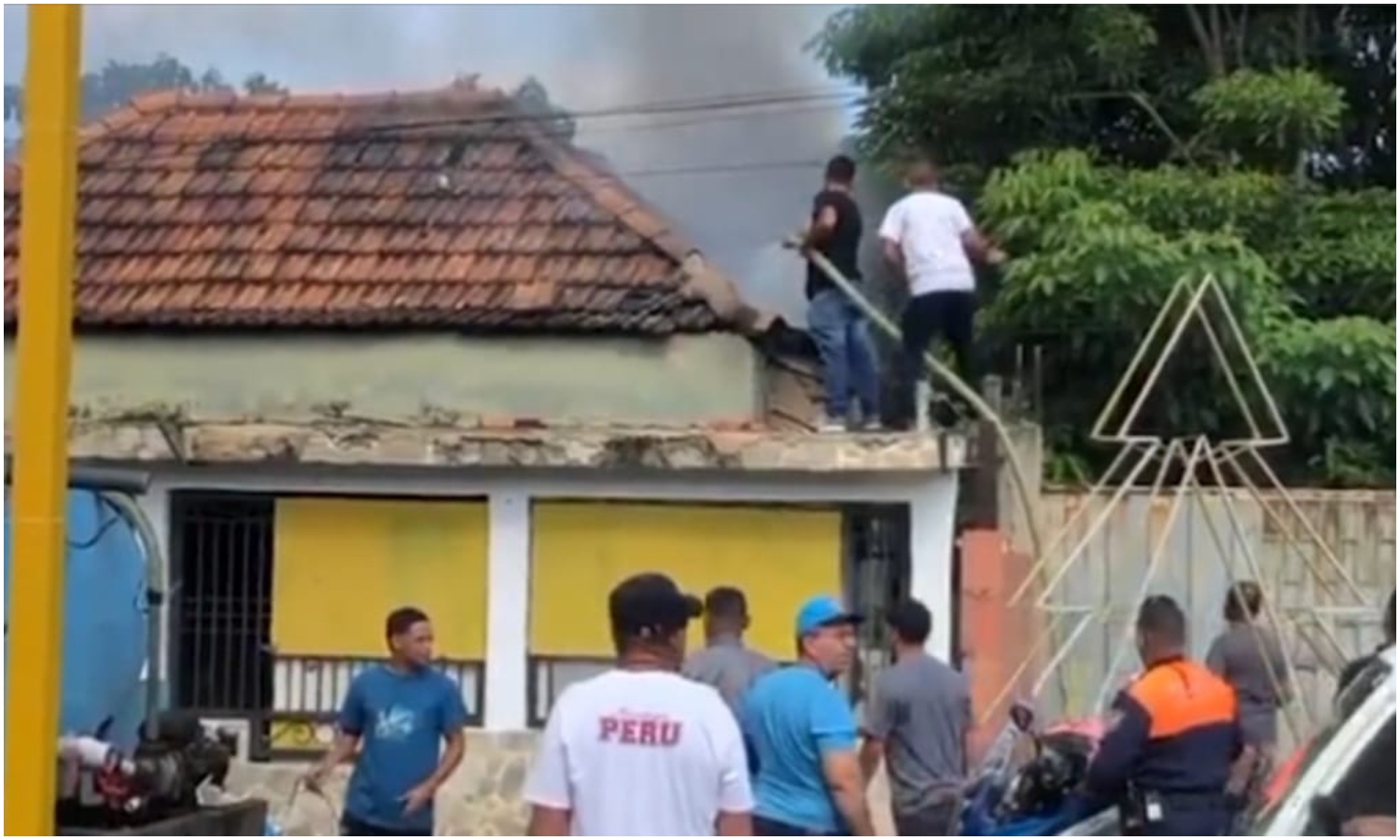 Controlan incendio en una casa en la avenida Bella Vista de Maracaibo: un camión cisterna apagó las llamas (+Video)