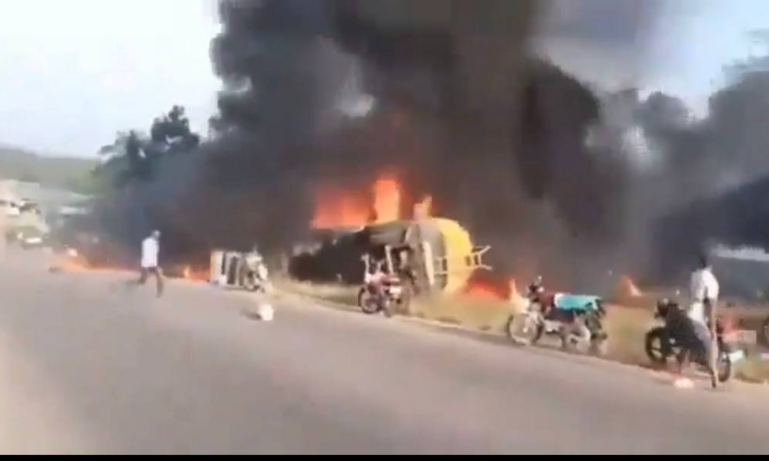 Gandola de gasolina volcada explota mientras era saqueada por decenas de personas en África: reportan 40 muertos y 83 heridos