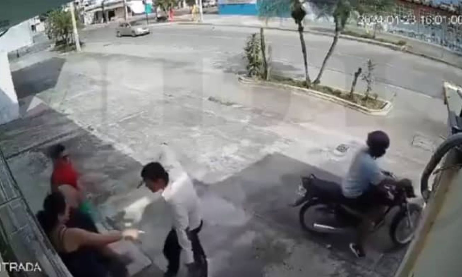 Asaltan a una familia que acababa de retirar 14.500 dólares de una cooperativa de ahorros en Ecuador (+Video)