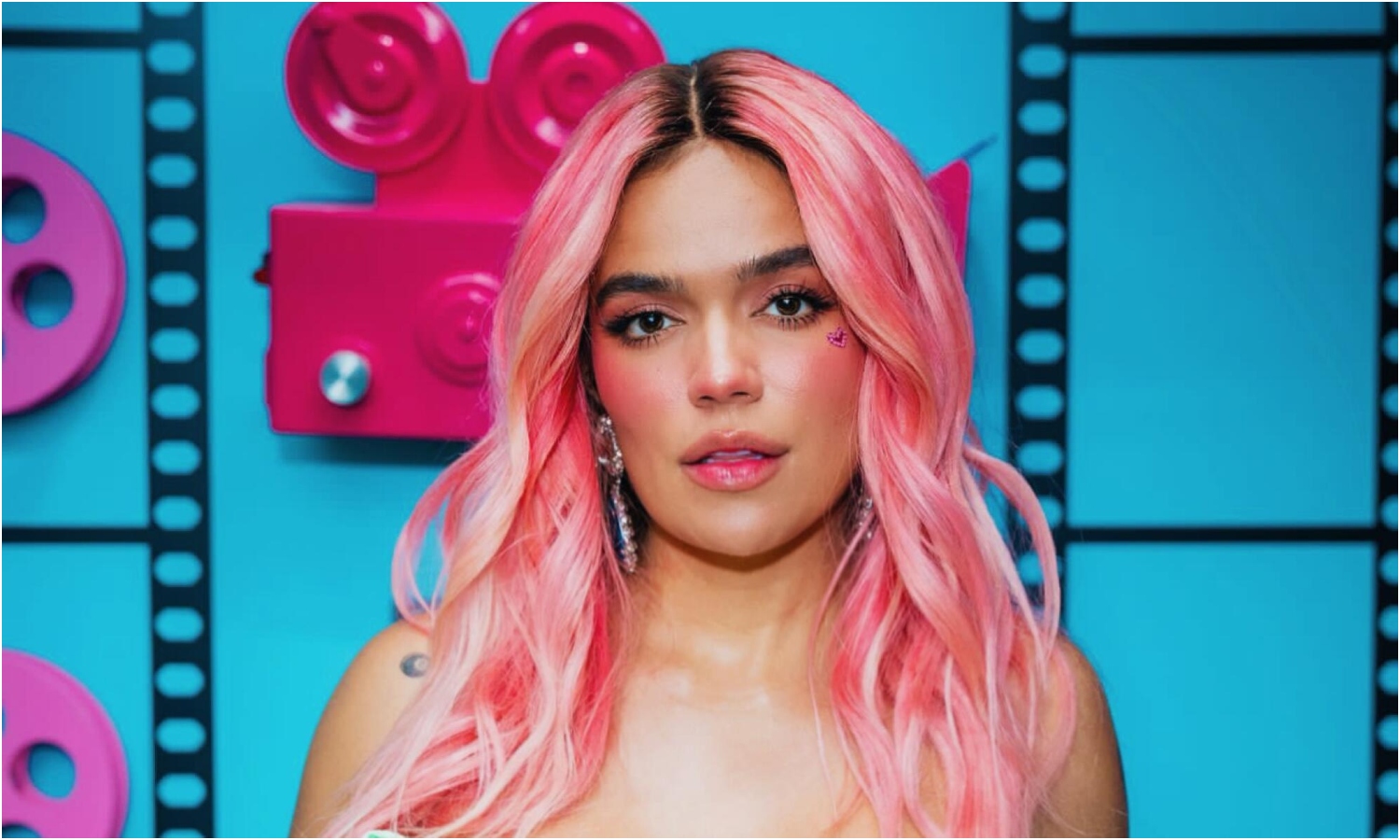 A Karol G se le olvida la letra de su canción «Mami» en medio de un concierto en México: esta fue su reacción (+Video)