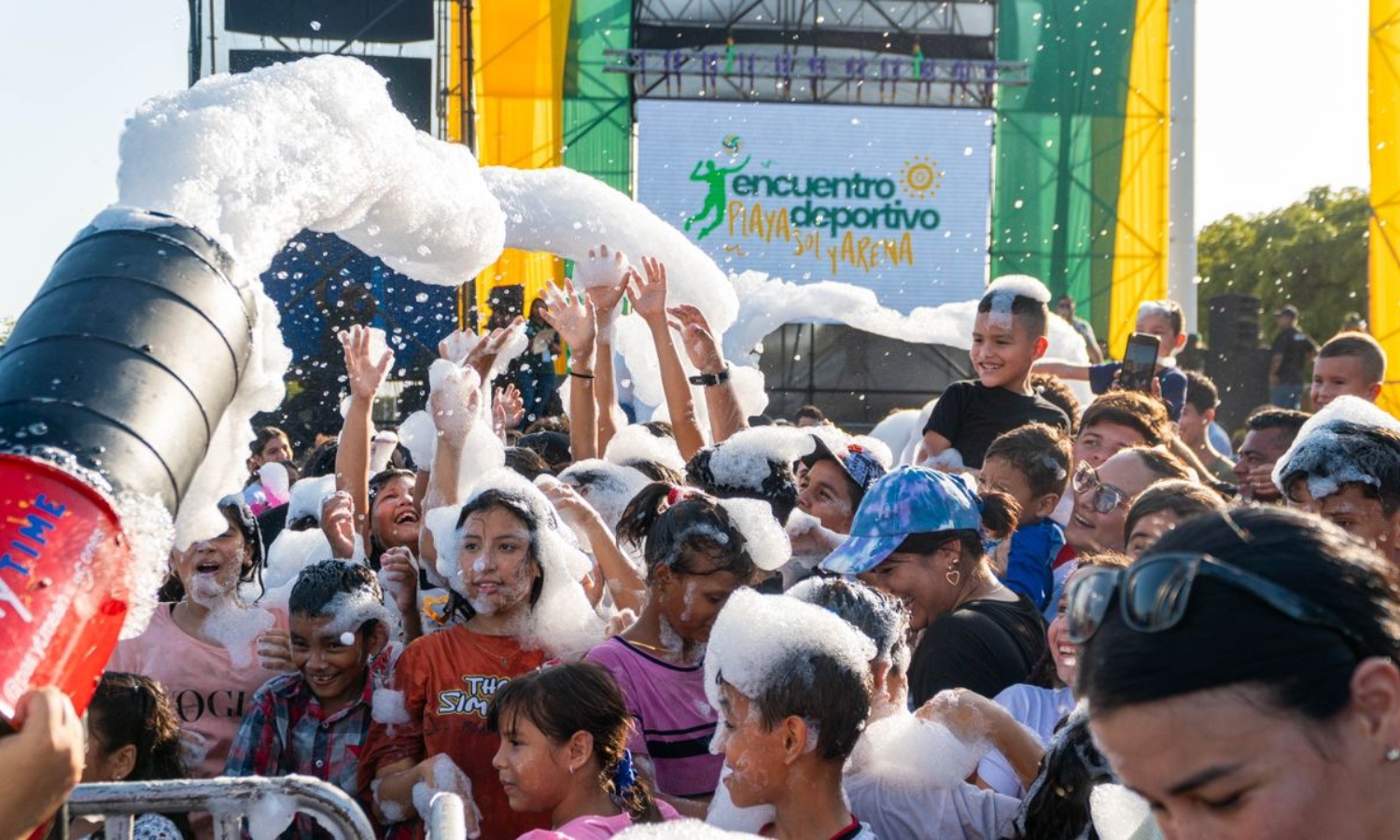 Repletos de diversión y alegría: Niños disfrutaron la gran fiesta de espuma en la Vereda del Lago de Maracaibo