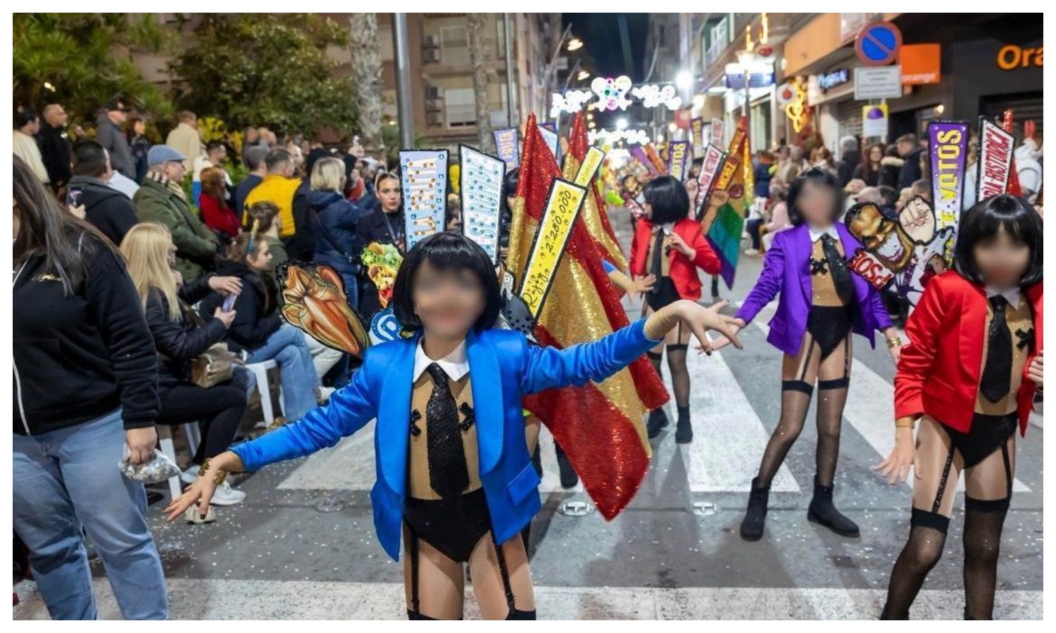 Polémica en España por comparsa de niñas disfrazadas con lencería erótica durante desfile de Carnaval (+Video)