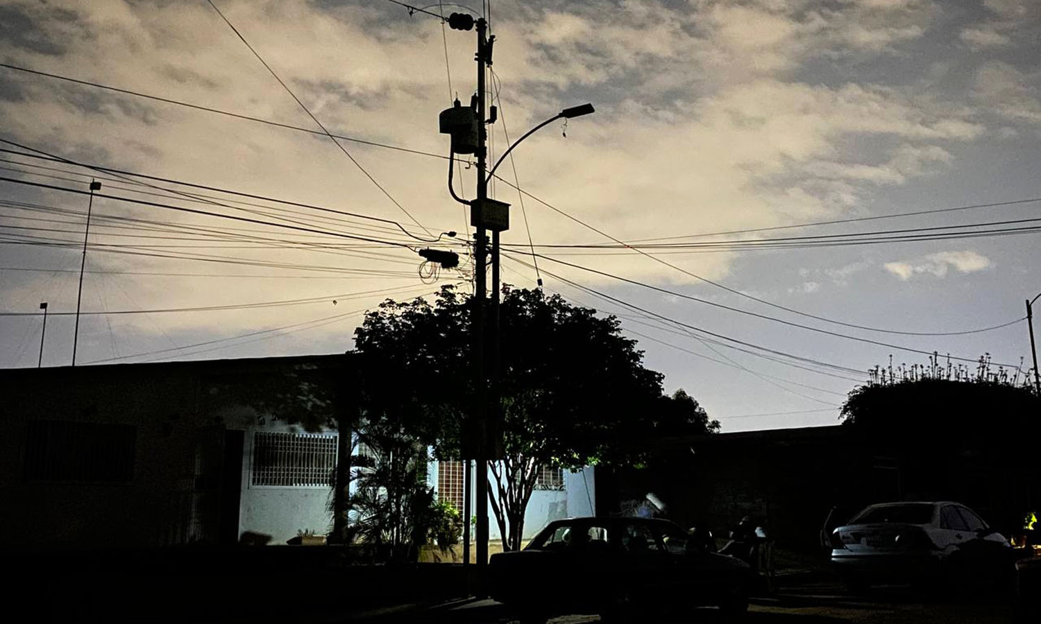 Ciudadanos denuncian que regresaron los cortes eléctricos en Maracaibo: señalan que pasan hasta dos y tres horas sin el servicio