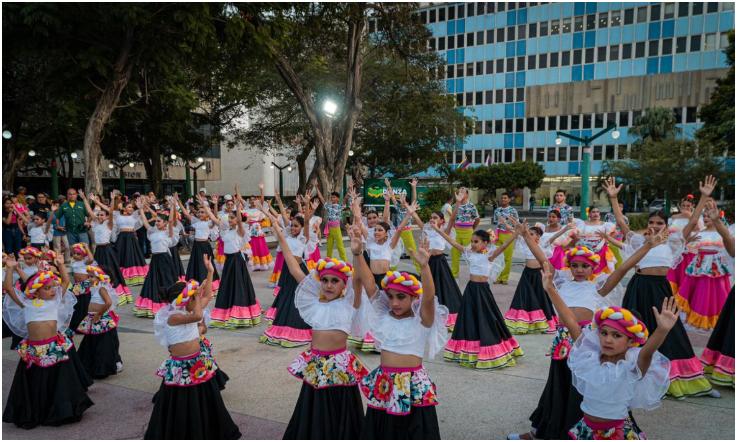Bailarines zulianos demostraron su talento durante la celebración del Día de la Danza Nacionalista en la Plaza Bolívar de Maracaibo