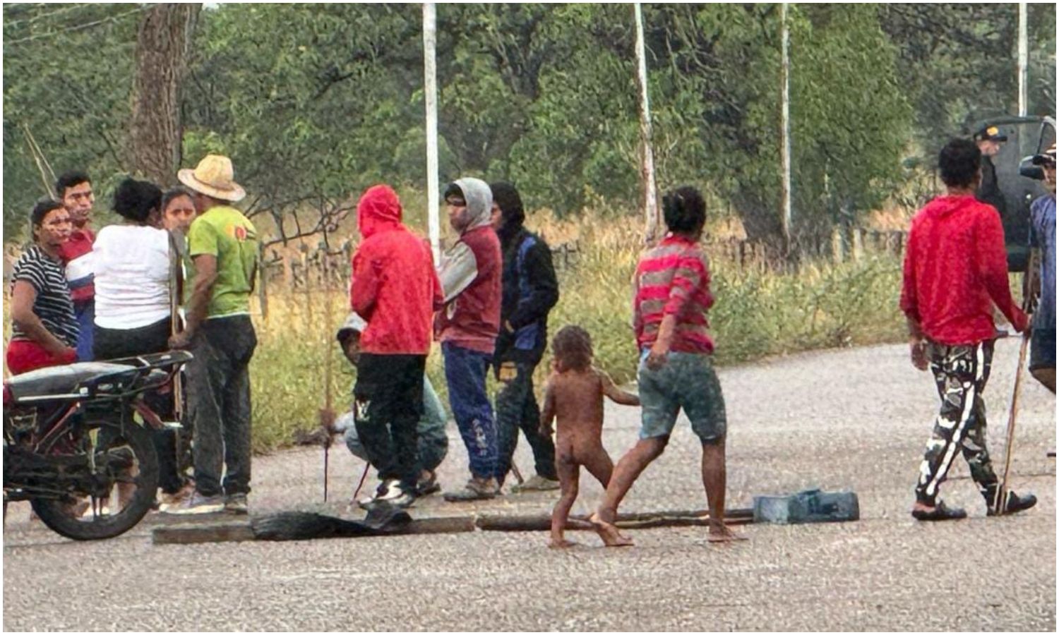 Troncal 6 lleva más de 15 días cerrada por los yukpas: usuarios denuncian que impiden el paso de pacientes que necesitan viajar a Maracaibo para cumplir tratamiento