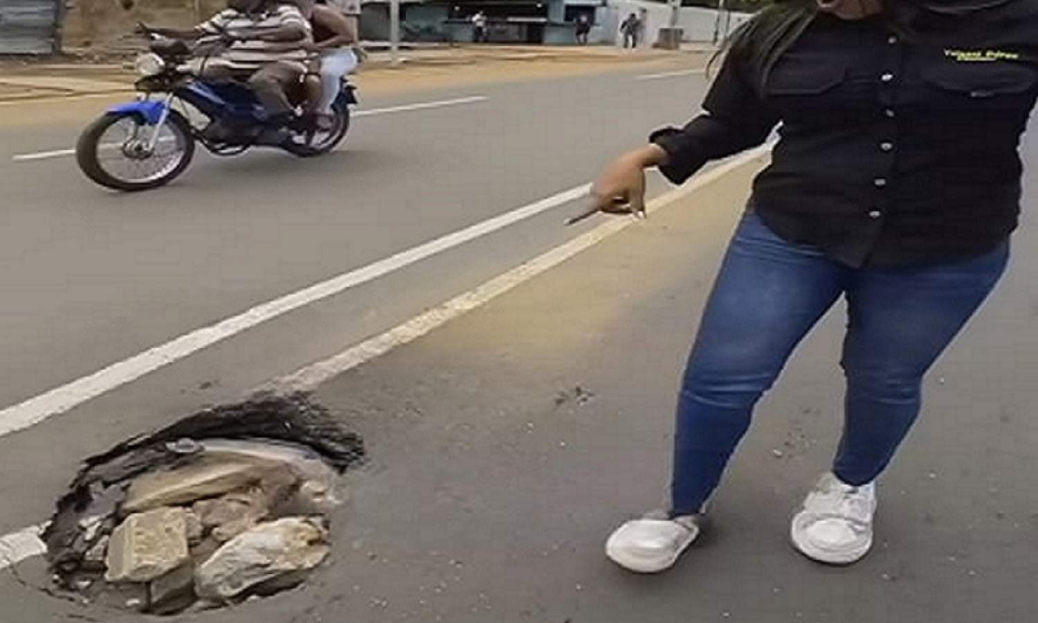 Solo duró dos meses: Carretera recién asfaltada frente al mercado Santa Rosalía de Maracaibo colapsó tras las lluvias