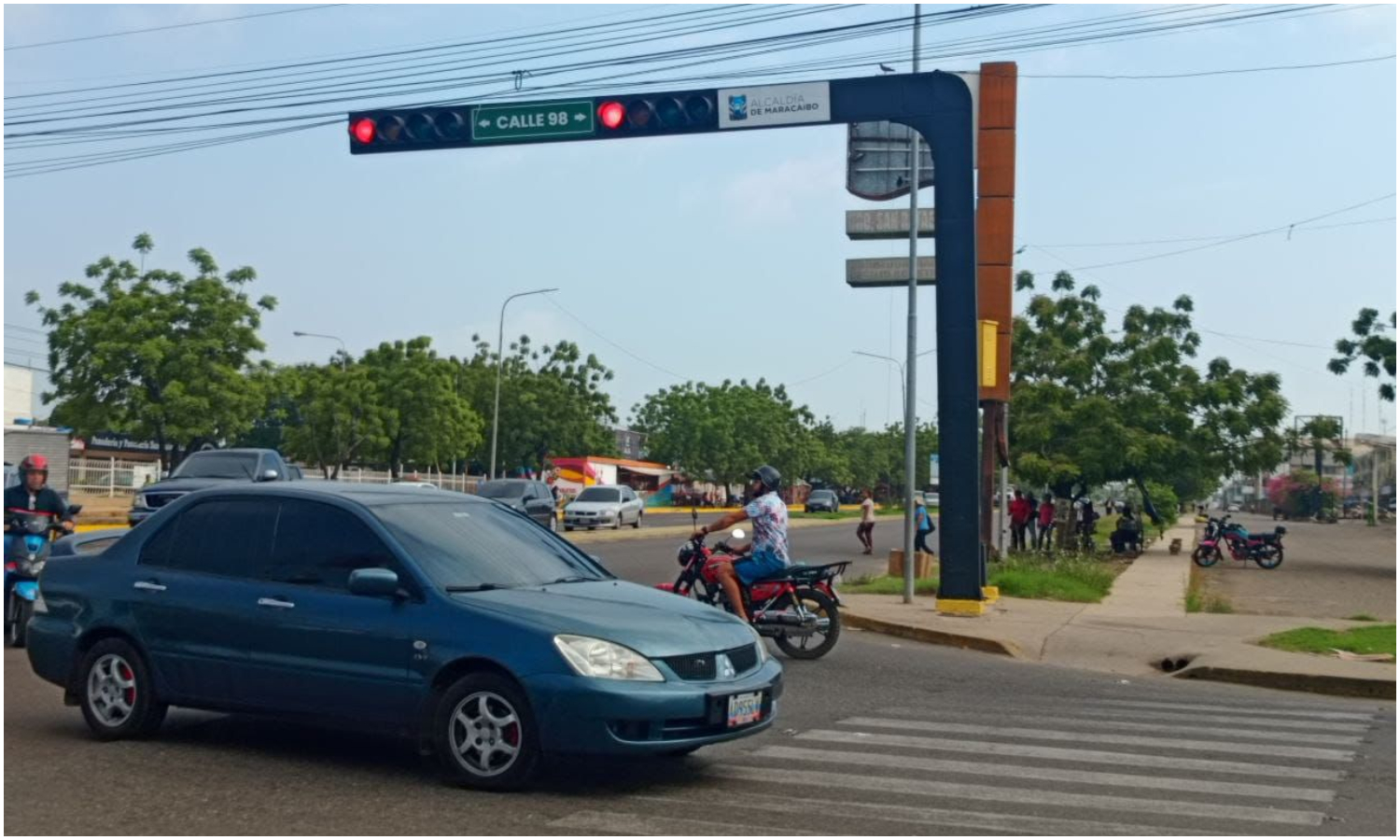 Reinstalan los dos semáforos que cayeron en la Circunvalación 2 tras las fuertes lluvias de abril en Maracaibo