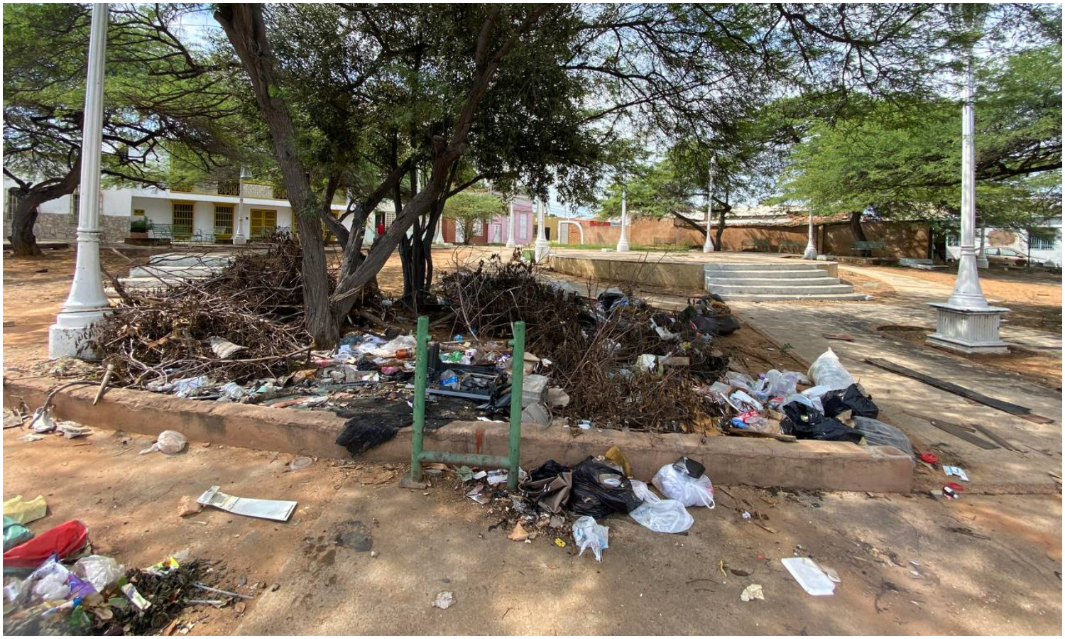 Reina la inconsciencia: vecinos arrojan basura, ramas y muebles en plaza de la avenida Bella Vista de Maracaibo