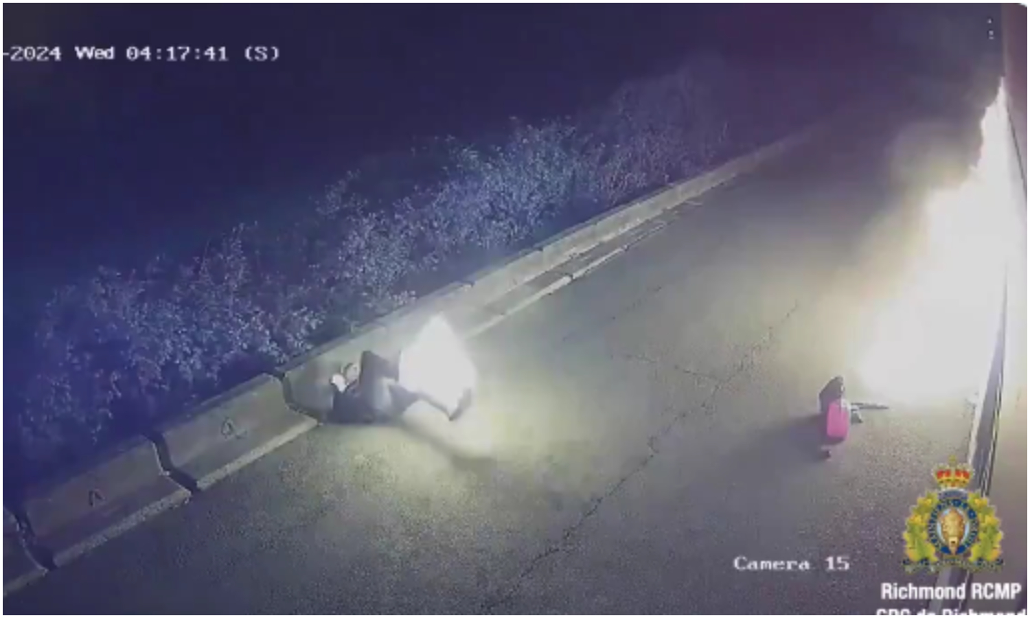 Hombre intenta incendiar un negocio en Canadá y se termina prendiendo fuego él mismo por accidente (+Video)