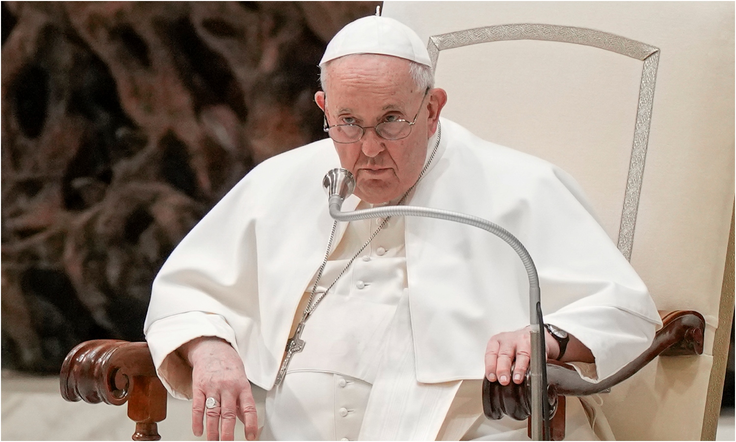Vaticano informa que el Papa Francisco padece una infección respiratoria polimicrobiana y seguirá hospitalizado