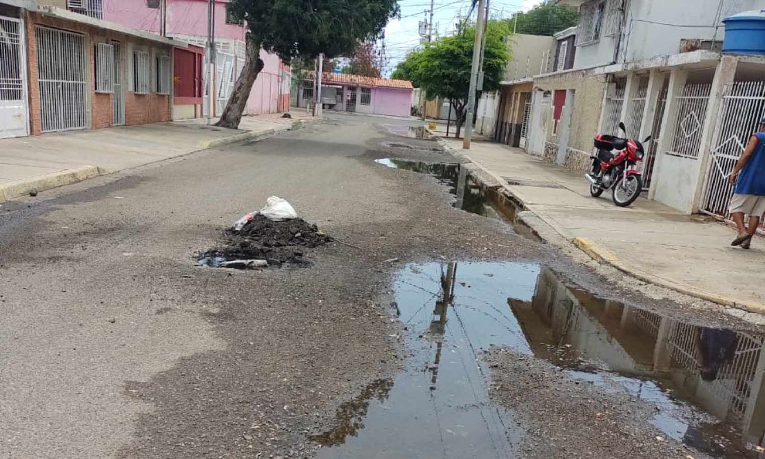 Vecinos del sector 4 de San Jacinto piden ayuda a Hidrolago y a otros entes para destapar tanquilla de aguas negras