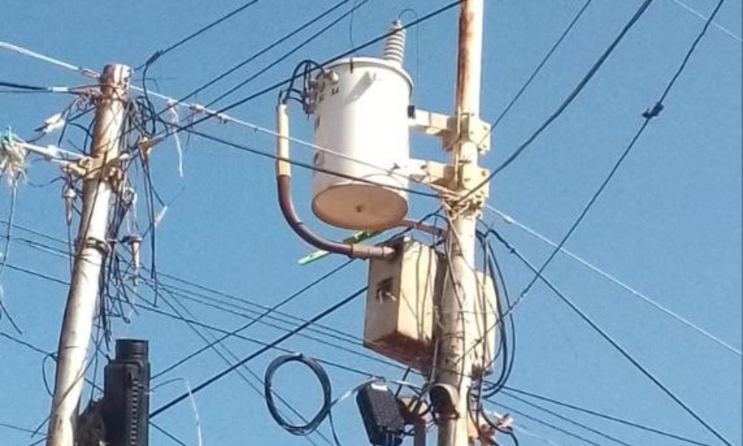 “Corpoelec no nos presta atención”: Vecinos del barrio Los Reyes Magos en Milagro Norte llevan 25 días sin electricidad por explosión de transformador
