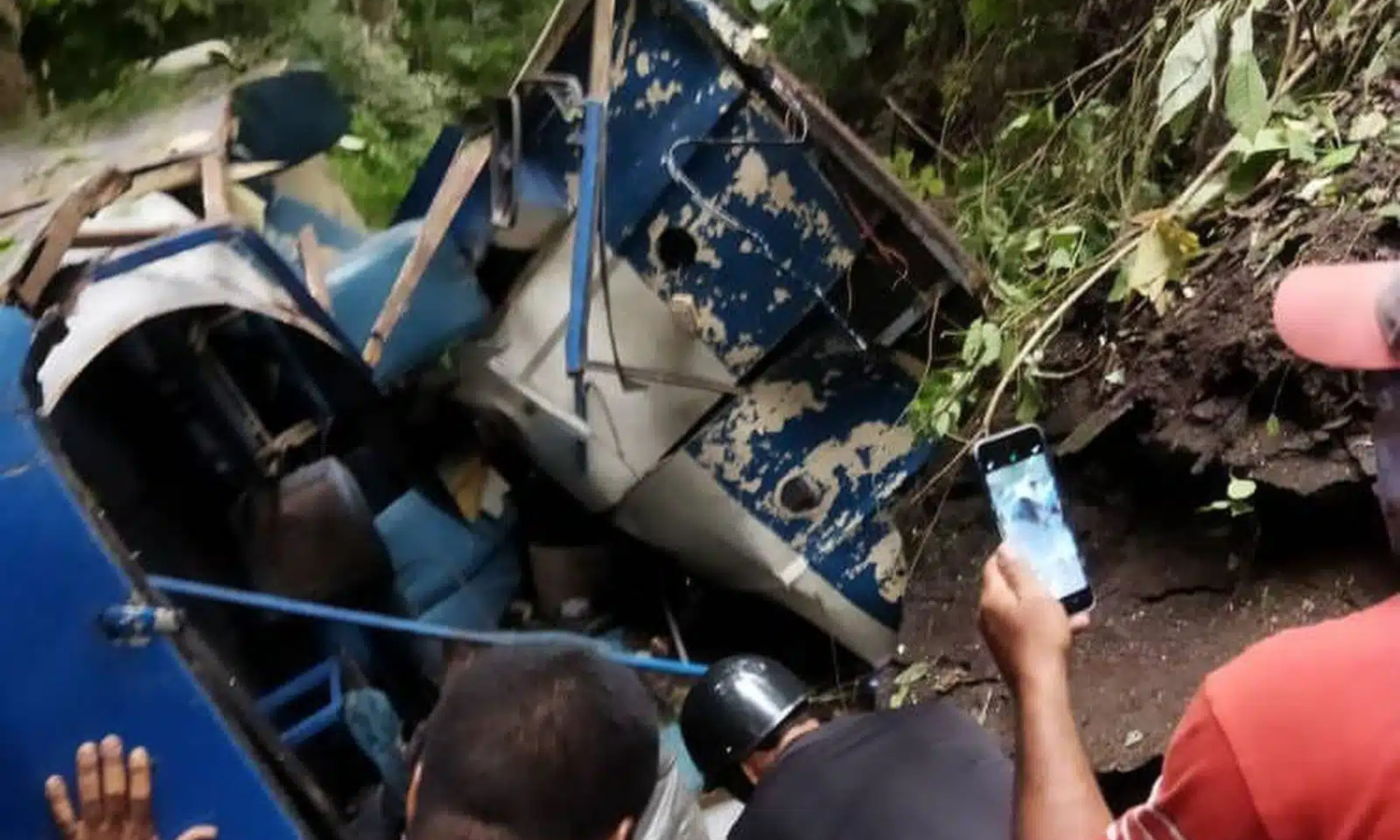 Accidente de autobús que transportaba a un equipo de fútbol infantil deja cinco muertos tras caer por un barranco en Monagas