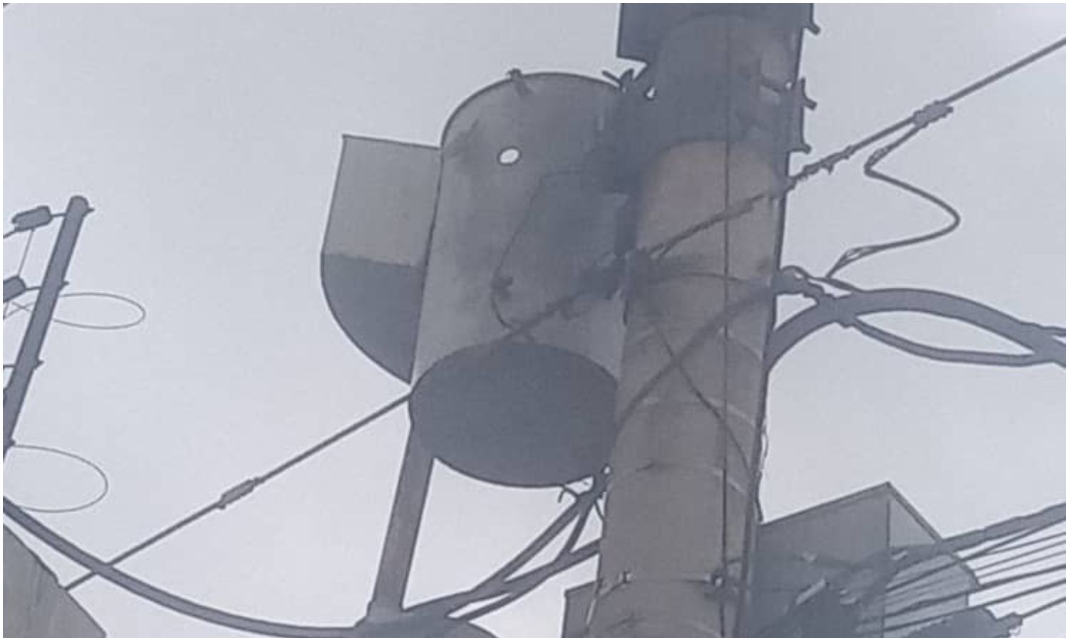 “Me dijeron que no pueden hacer nada”: Familias exigen a Corpoelec reemplazo de transformador tras explotar en barrio Los Olivos de Maracaibo