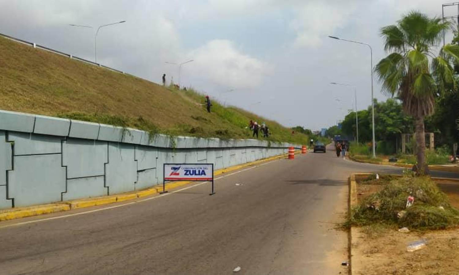 Gobernación del Zulia realiza operativo de saneamiento y mantenimiento en la Circunvalación 2 de Maracaibo