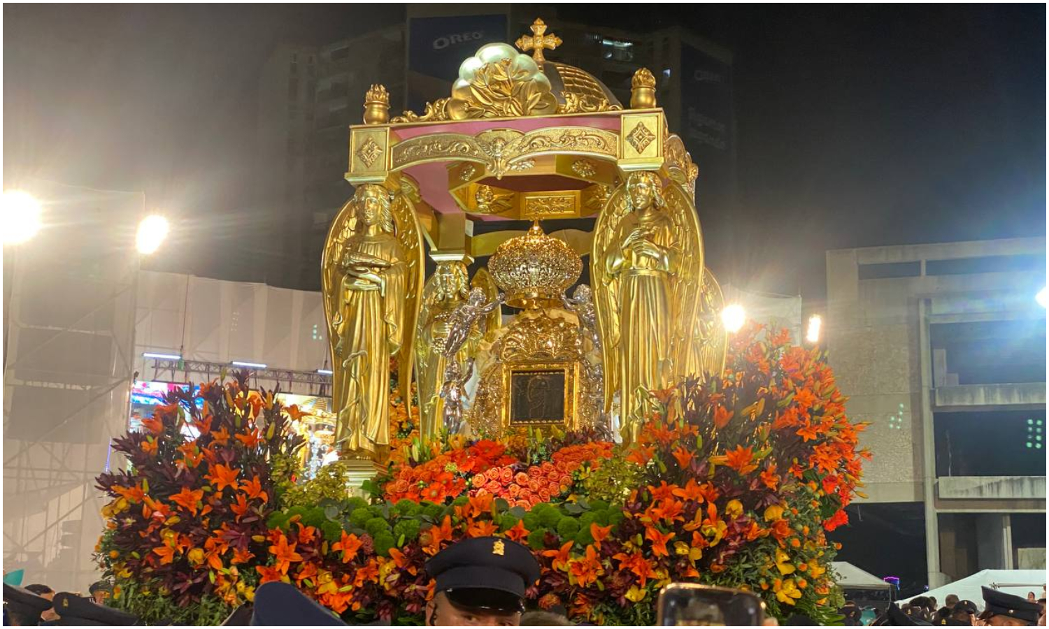 Bajo una lluvia de flores y al ritmo de Los Chiquinquireños La Chinita se reencontró con su feligresía: así estuvo su tradicional bajada