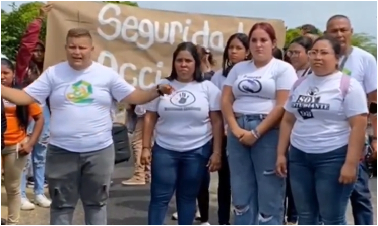 Estudiantes de la Universidad del Zulia protestan para exigir seguridad vial y personal en la pasarela de la Facultad de Humanidades en Maracaibo