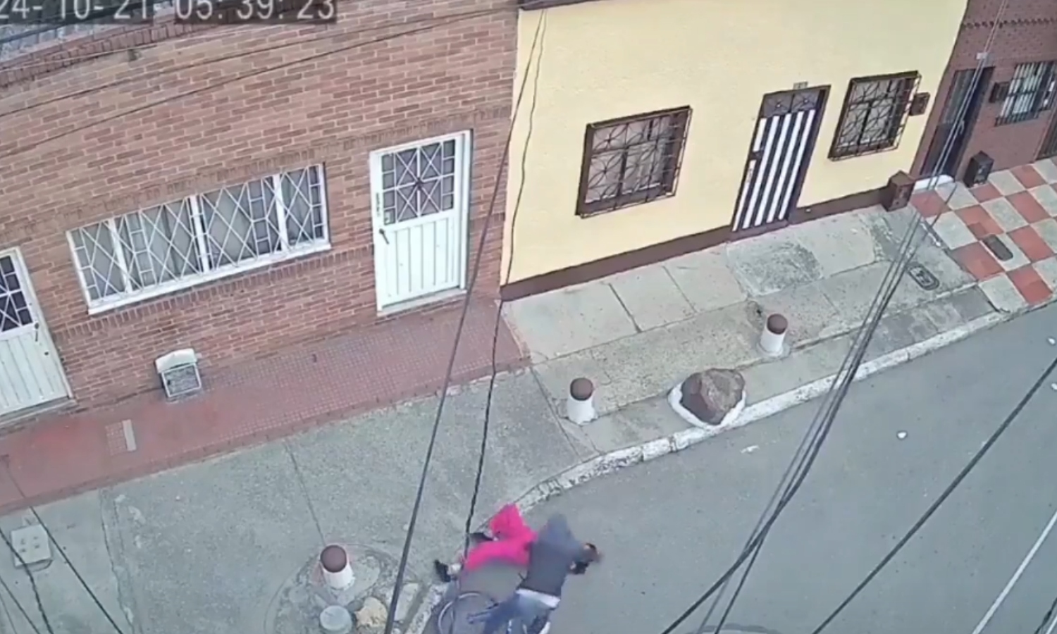 Le cayó a golpes y a mordiscos a una quincuagenaria para robarle su celular en Colombia