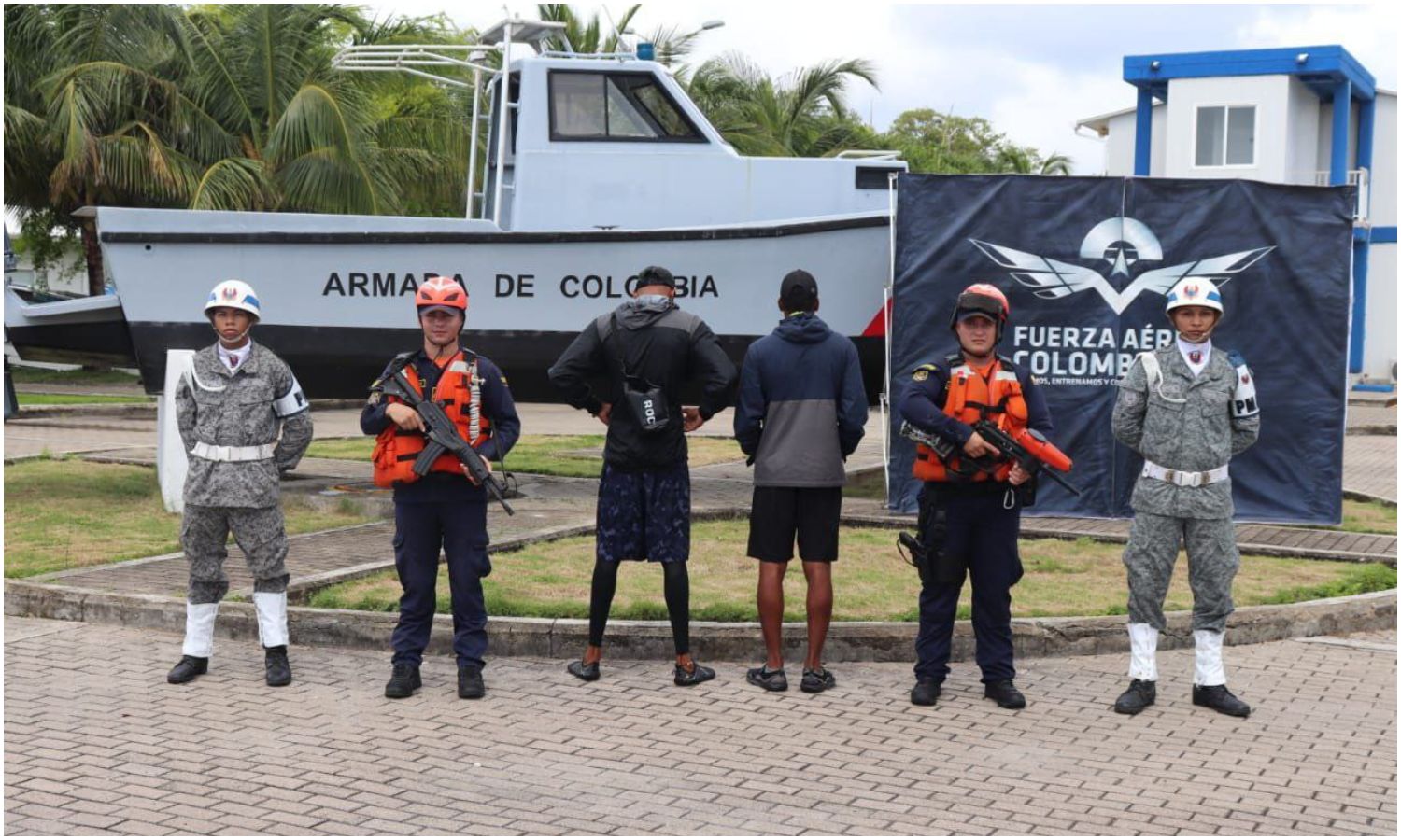 Armada de Colombia detuvo a dos sujetos al intentar trasladar ilegalmente a 17 migrantes venezolanos hacia costas de Centroamérica