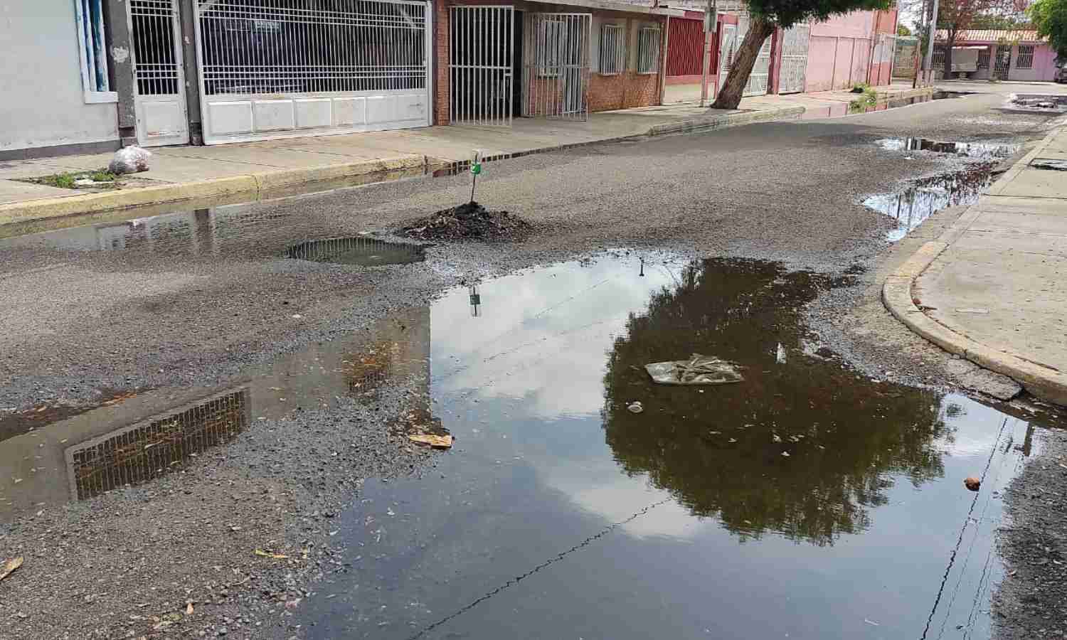 Habitantes del sector 4 de San Jacinto siguen clamando a Hidrolago por solución a desbordamiento de aguas negras