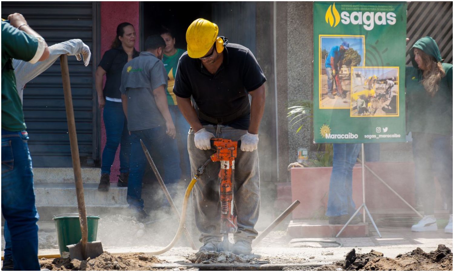 Alcaldía de Maracaibo atiende fuga de gas producida por una toma ilegal en el corredor vial Amparo
