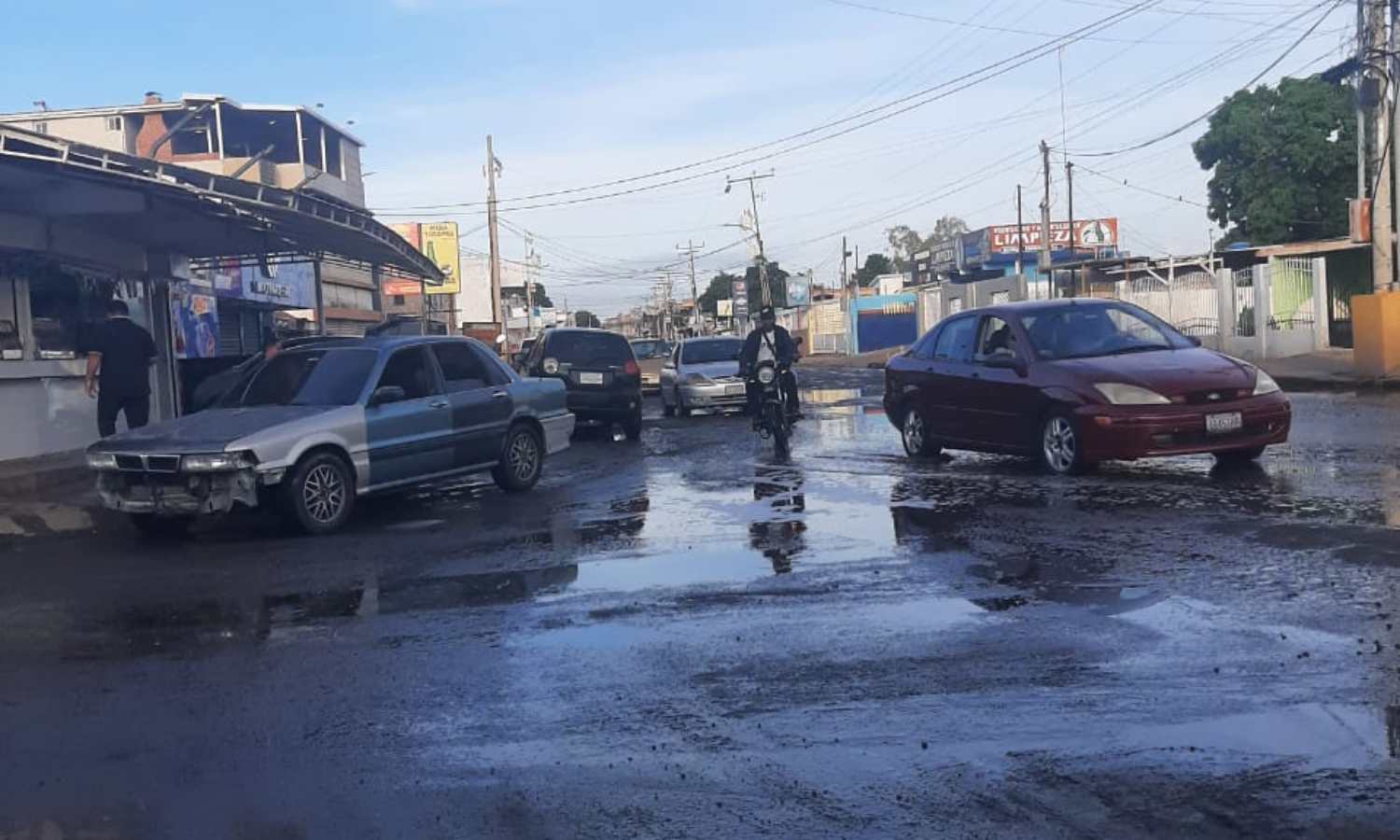 En la urbanización La Victoria de Maracaibo urge solución al desbordamiento de aguas negras