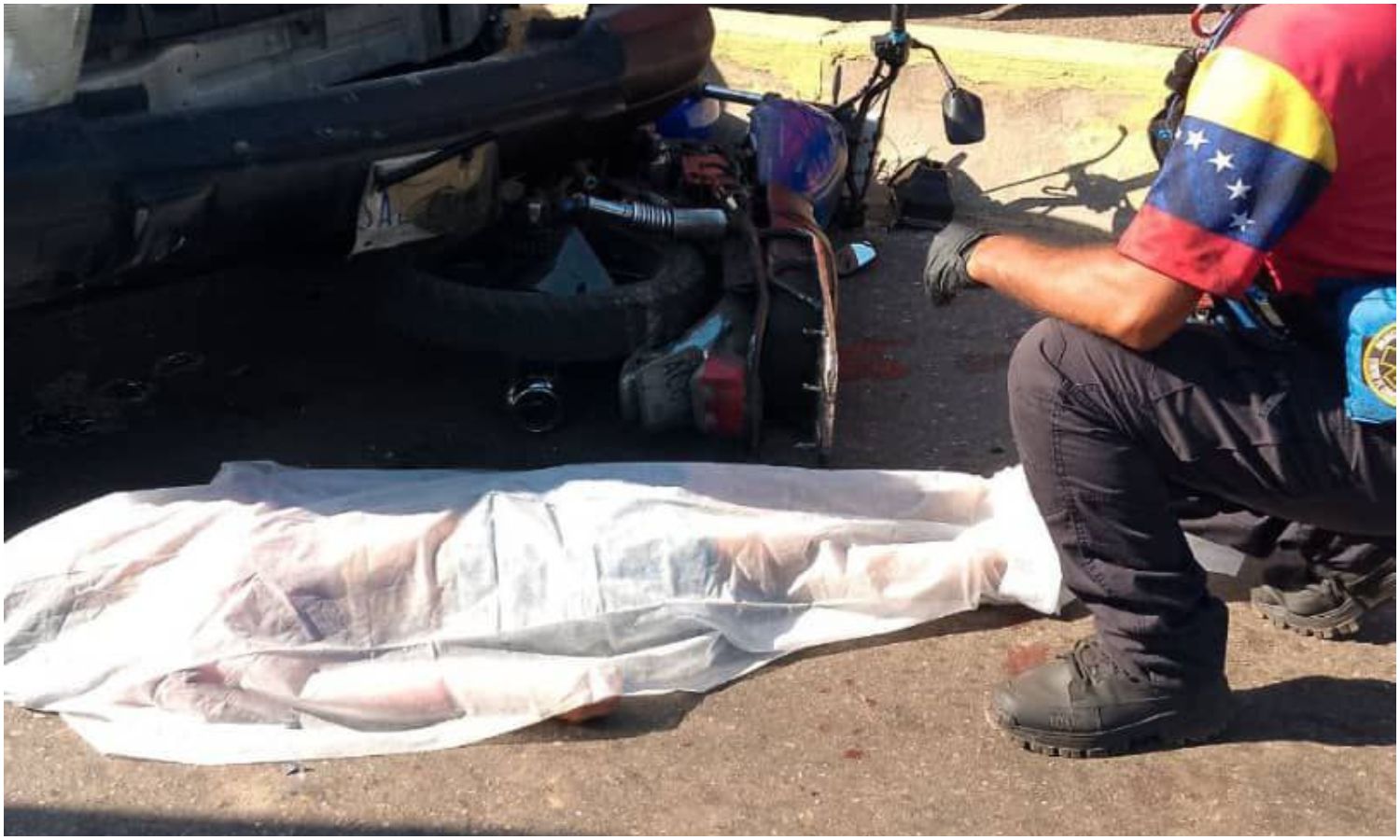 Muere mujer de 22 años por choque entre una moto y una camioneta en Los Haticos