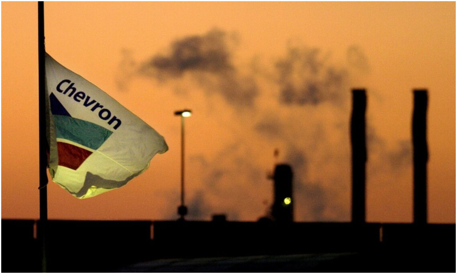 Estados Unidos anuncia que “está sobre la mesa” cancelar licencias petroleras en Venezuela