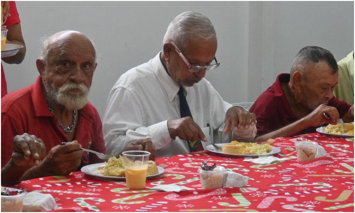 Basílica de La Chinita realizó un almuerzo navideño en su comedor para los abuelos