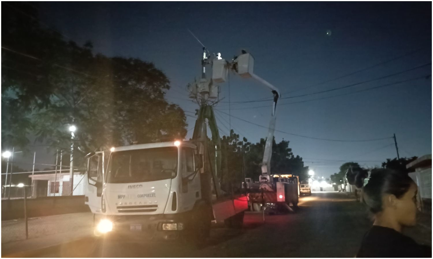 Restablecen servicio eléctrico en el barrio Dalia de Fernández tras ser reemplazado un transformador averiado 