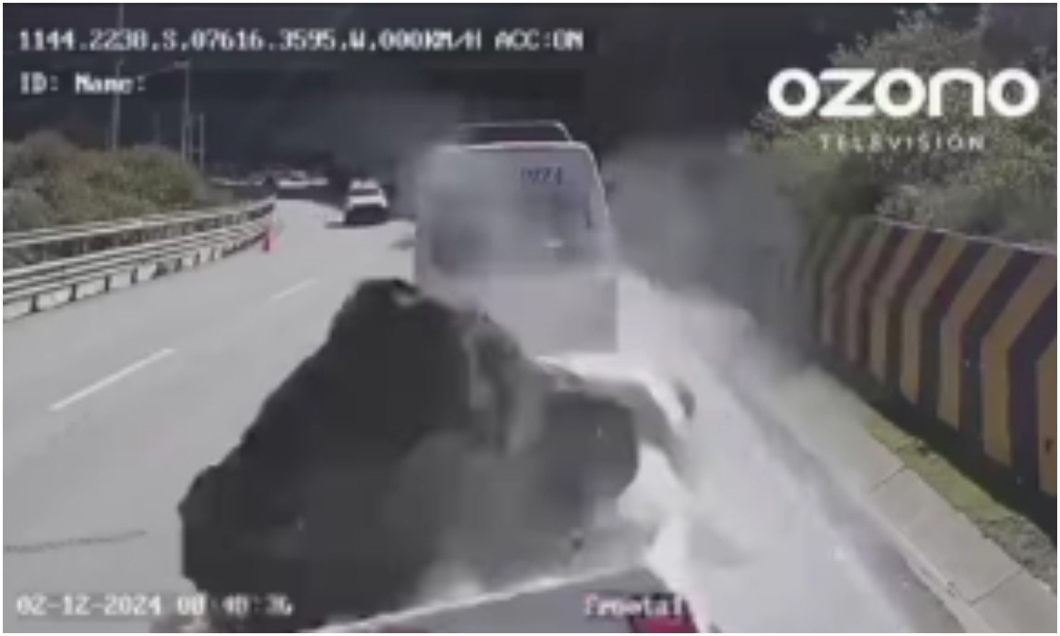Terror en plena autopista: enorme roca cae encima de una camioneta y deja dos muertos en Perú (+Video)