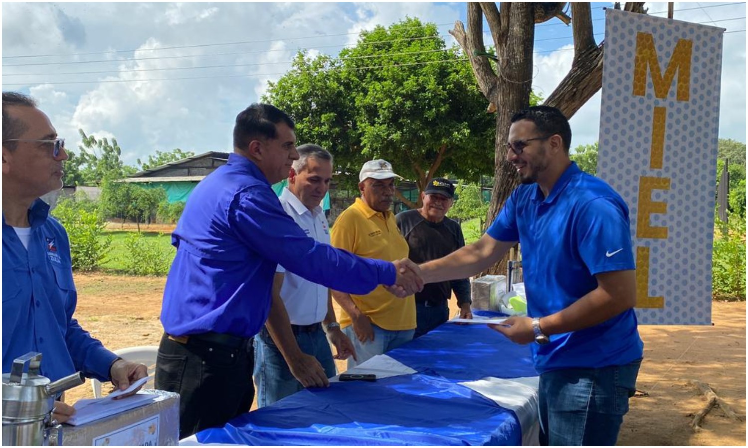 Gobernación del Zulia impulsa la apicultura en la región con la entrega de créditos y herramientas a los productores