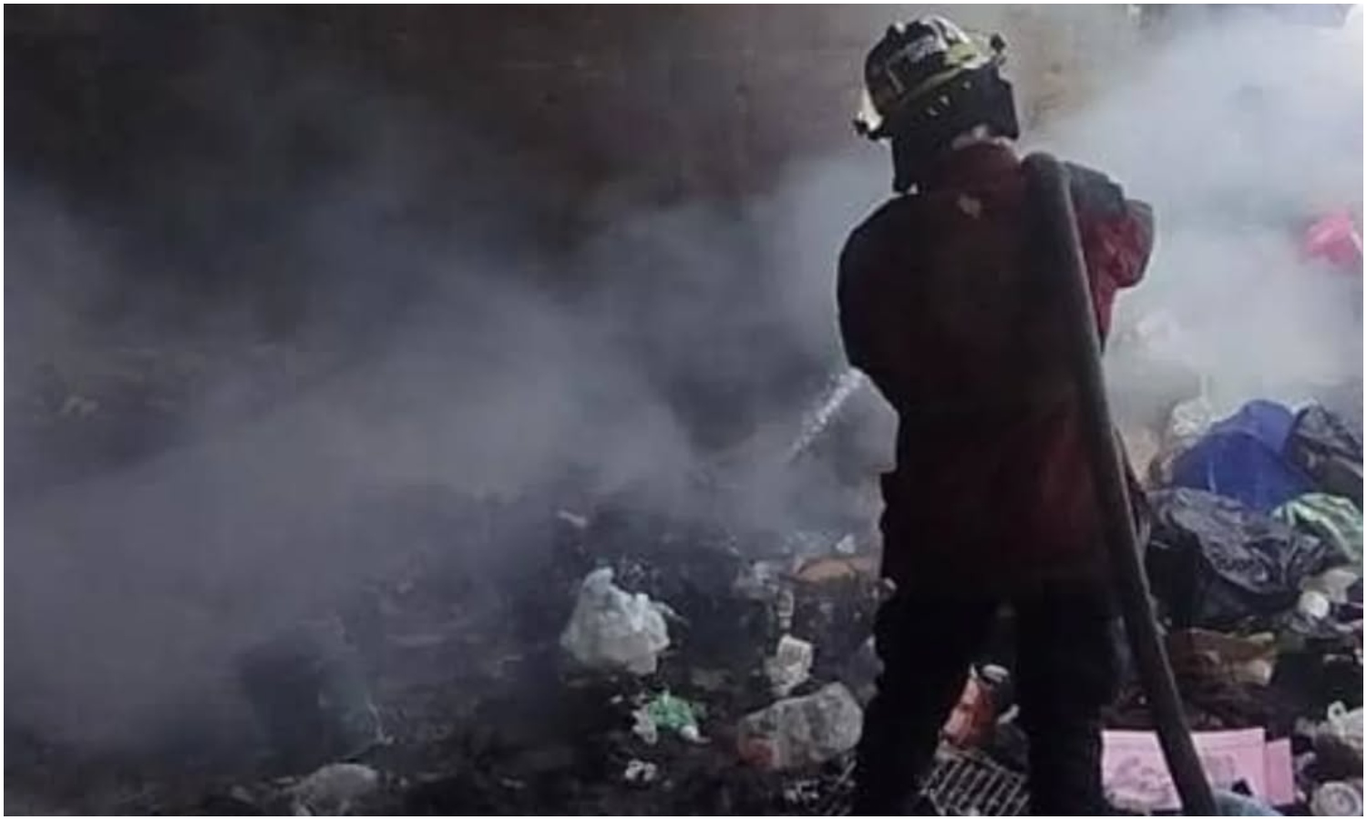 Persona muere calcinada por incendio en vertedero de basura en Caracas