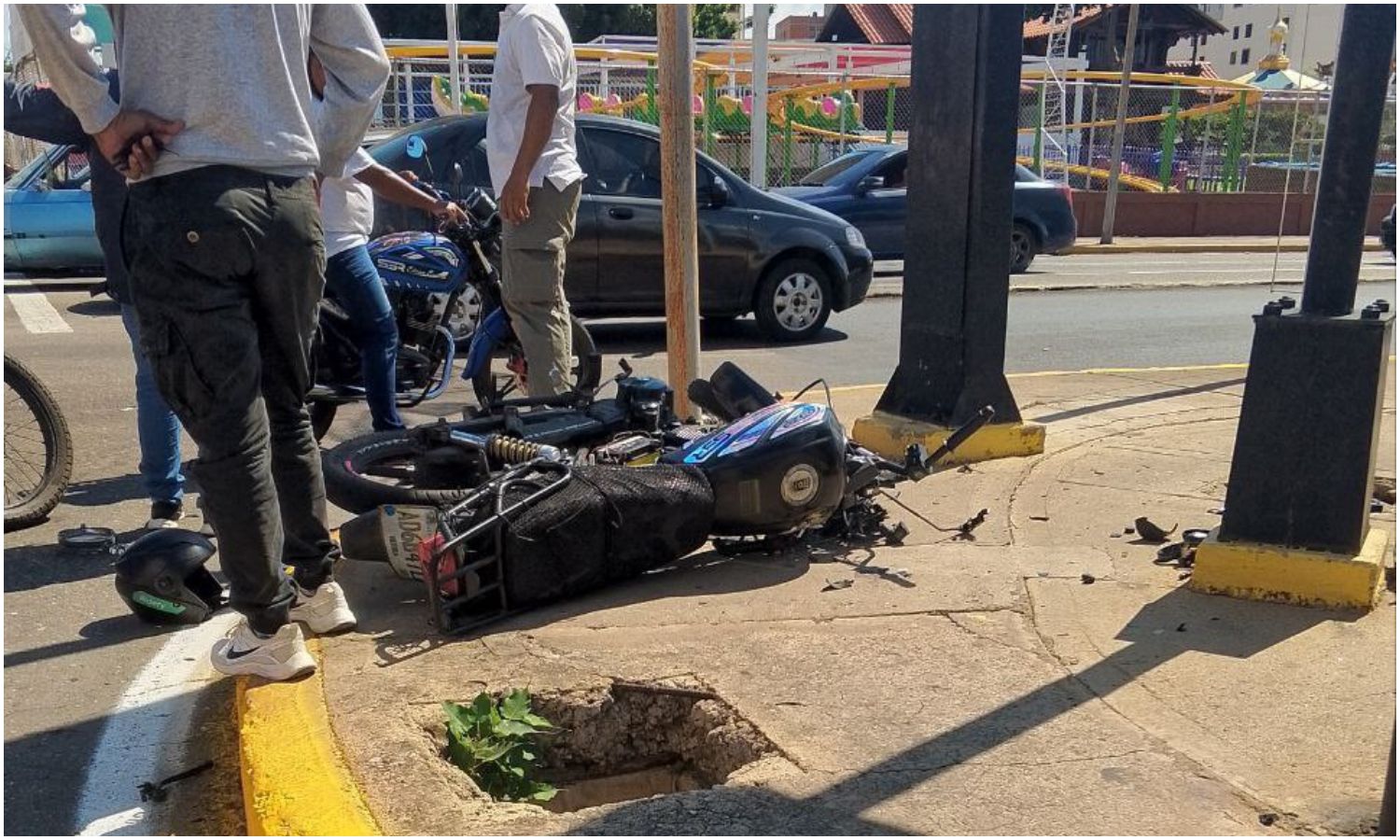 Aparatoso choque deja un motorizado herido en la avenida Bella Vista de Maracaibo 