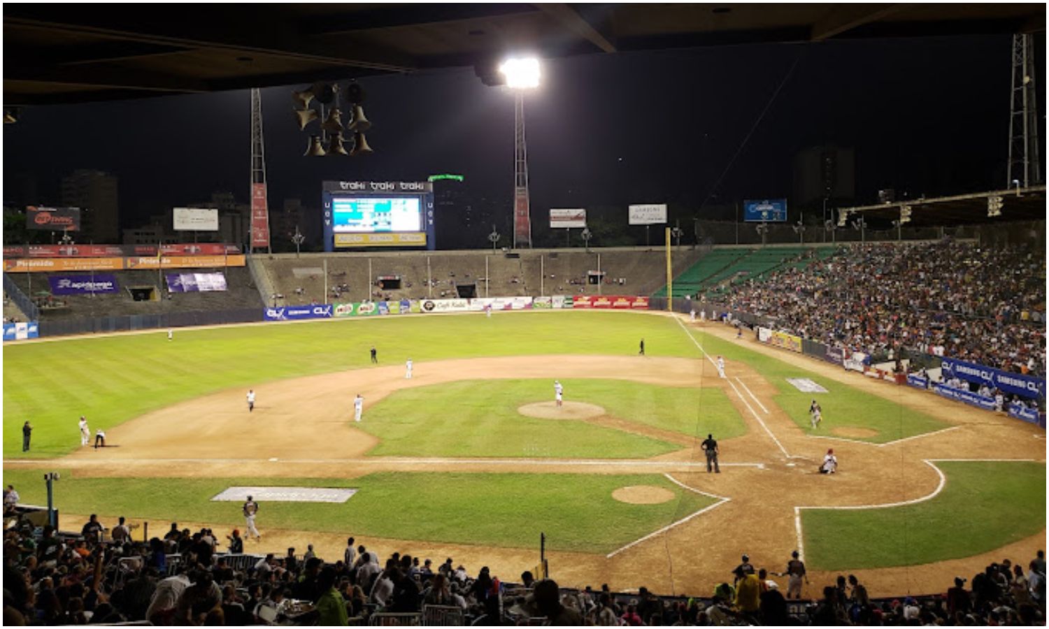 Oswaldo Guillén y José Alguacil vacían las bancas de Leones y Tiburones tras discutir en pleno juego en el Estadio Universitario de Caracas