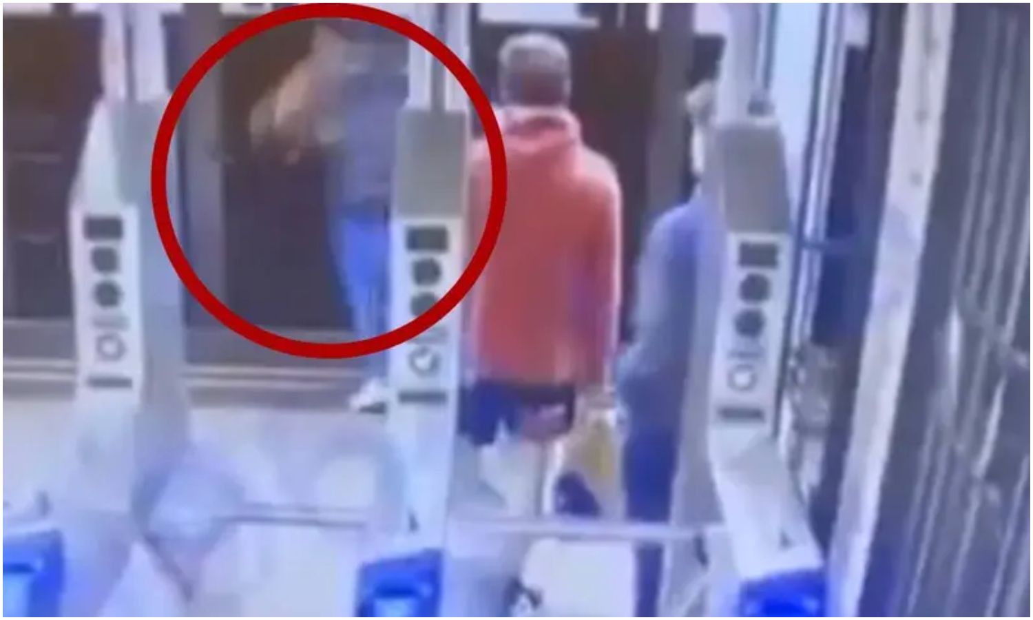 Hombre cae en las vías de un tren en movimiento en Manhattan tras ser empujado por otro sujeto (+Video)