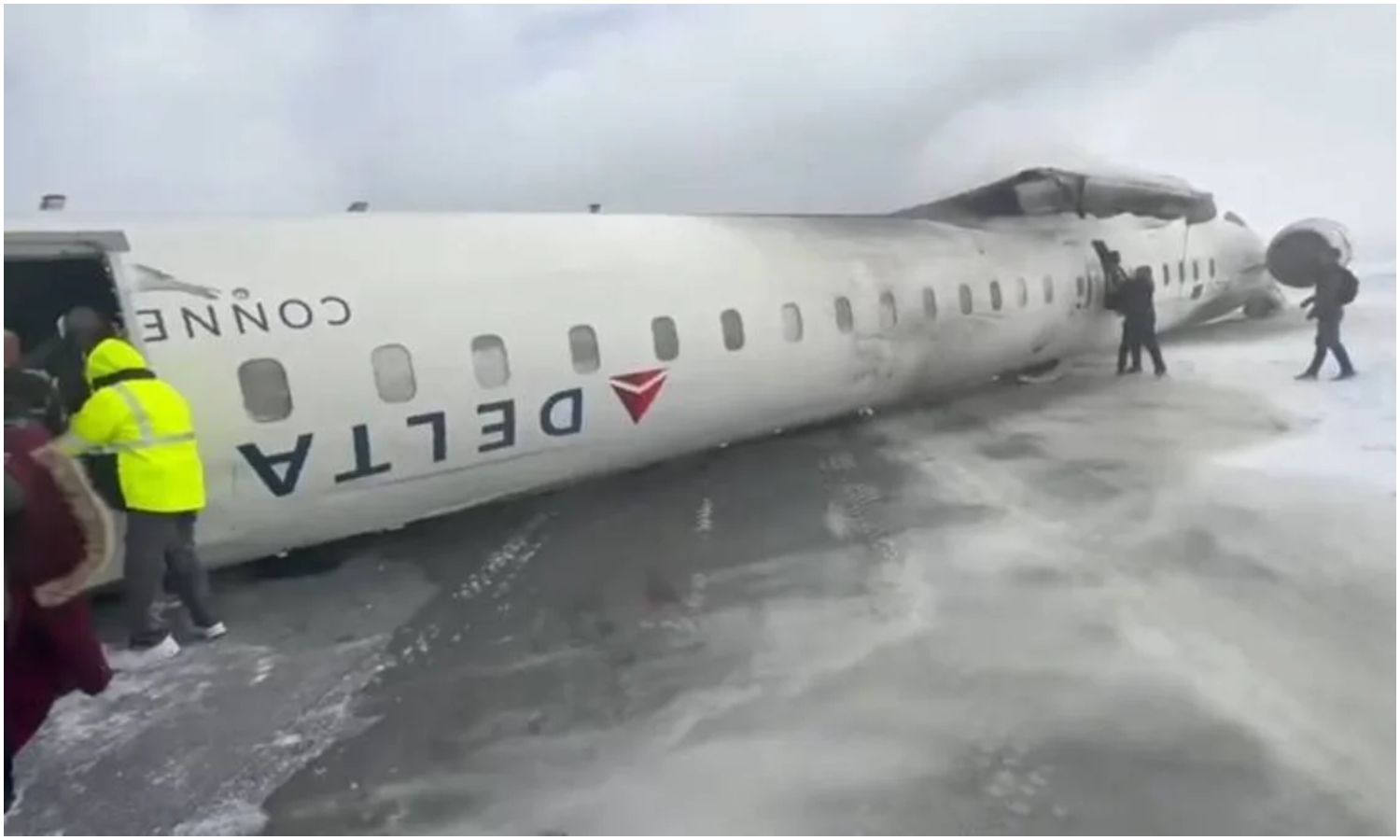Avión se estrella y vuelca mientras aterrizaba en Toronto: todos los pasajeros sobrevivieron (+Video)