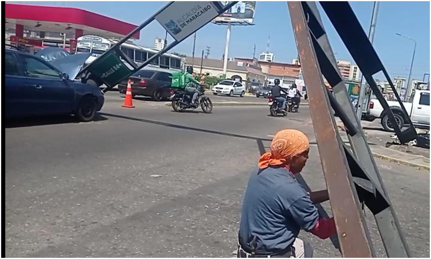 Autoridades aclaran los hechos: semáforo en Delicias que cayó sobre un vehículo cedió tras ser chocado 