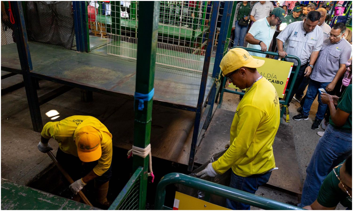 Alcaldía de Maracaibo beneficia a más de mil comerciantes con la limpieza de drenajes en el Callejón de los Pobres
