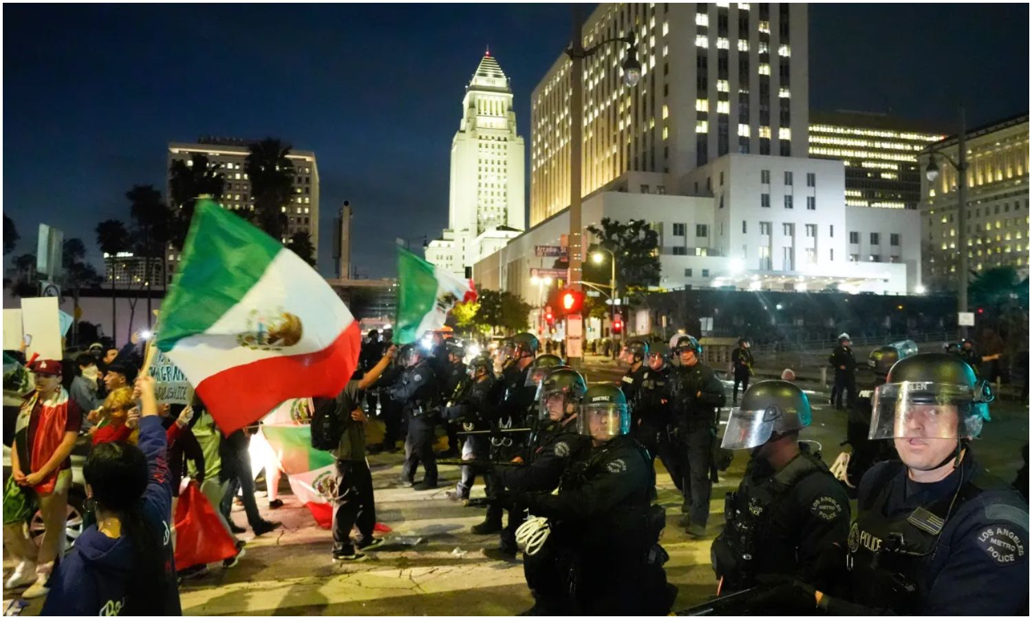 Tensión en Los Ángeles: reportan varios heridos y detenidos por enfrentamiento entre policías y manifestantes que apoyan a los migrantes