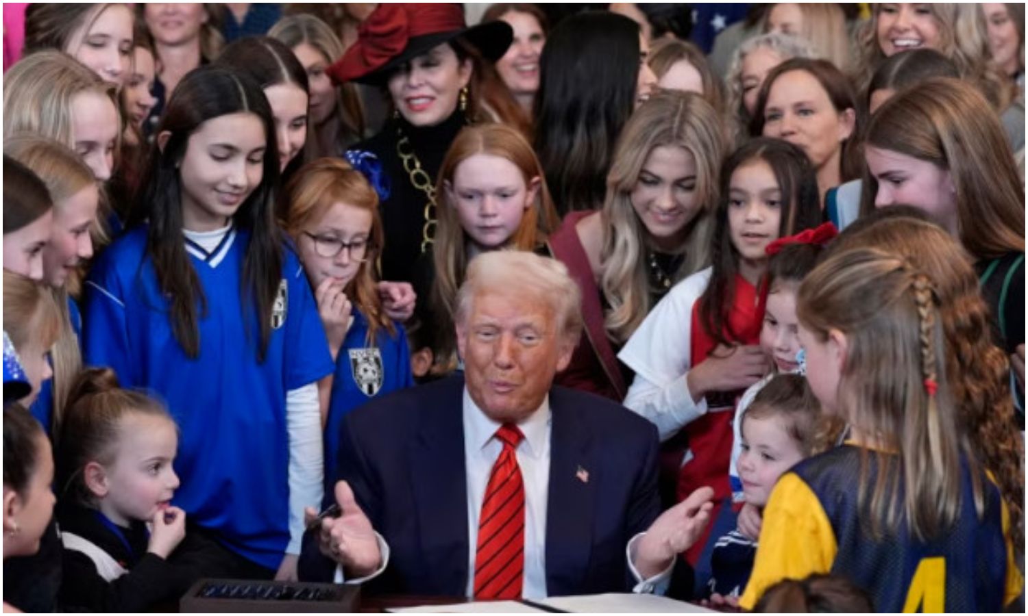 Donald Trump firma decreto que prohíbe a atletas transgéneros participar en deportes femeninos