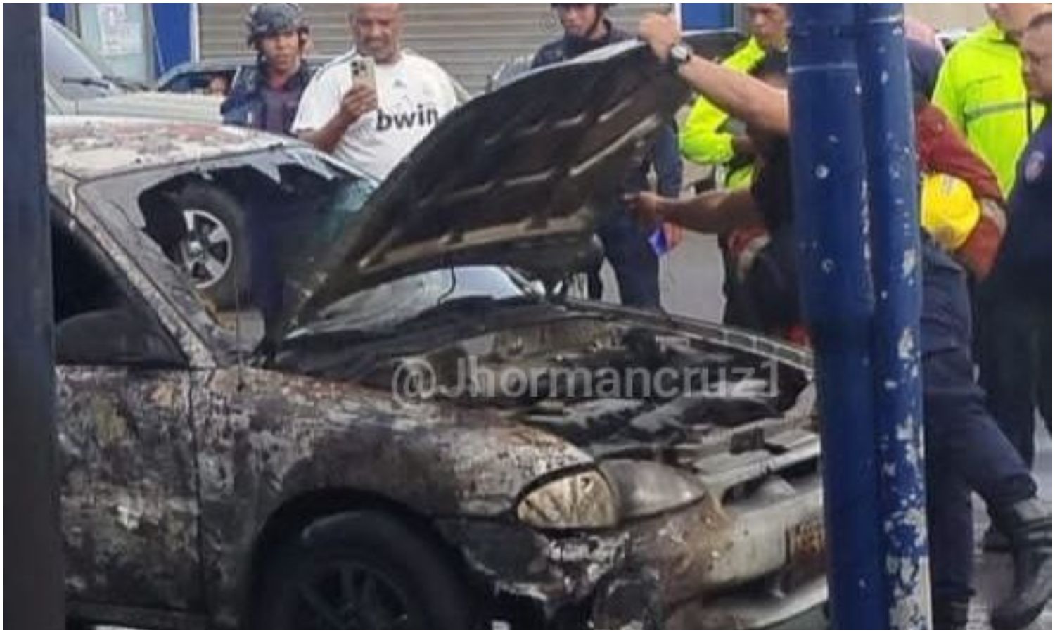 Transformador eléctrico explota y ocasiona voraz incendio de un carro en Cuatricentenario