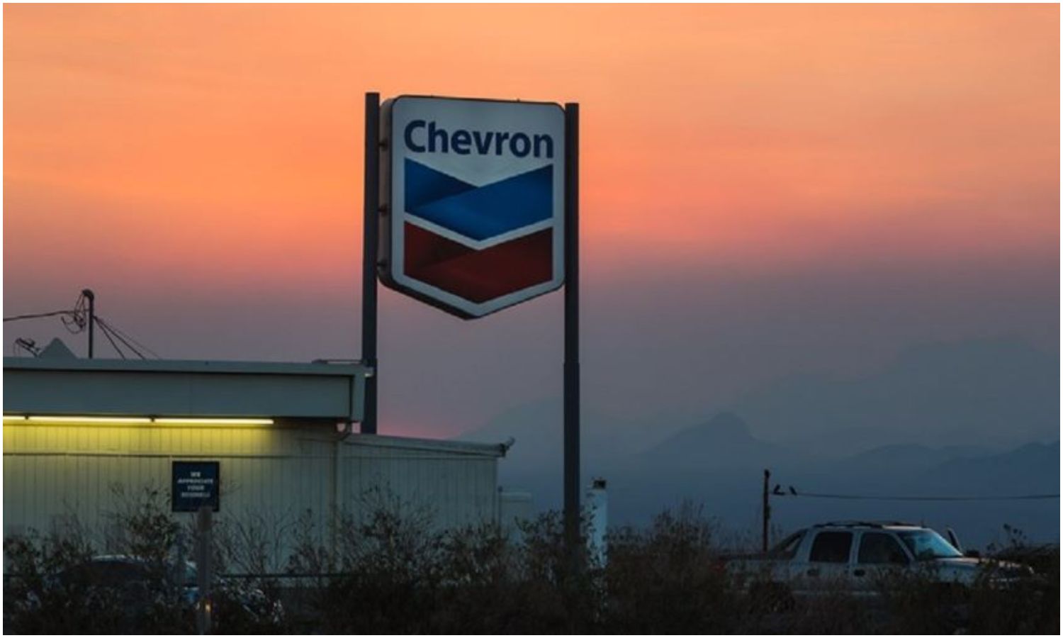 Donald Trump da 30 días a Chevron para suspender sus operaciones en Venezuela