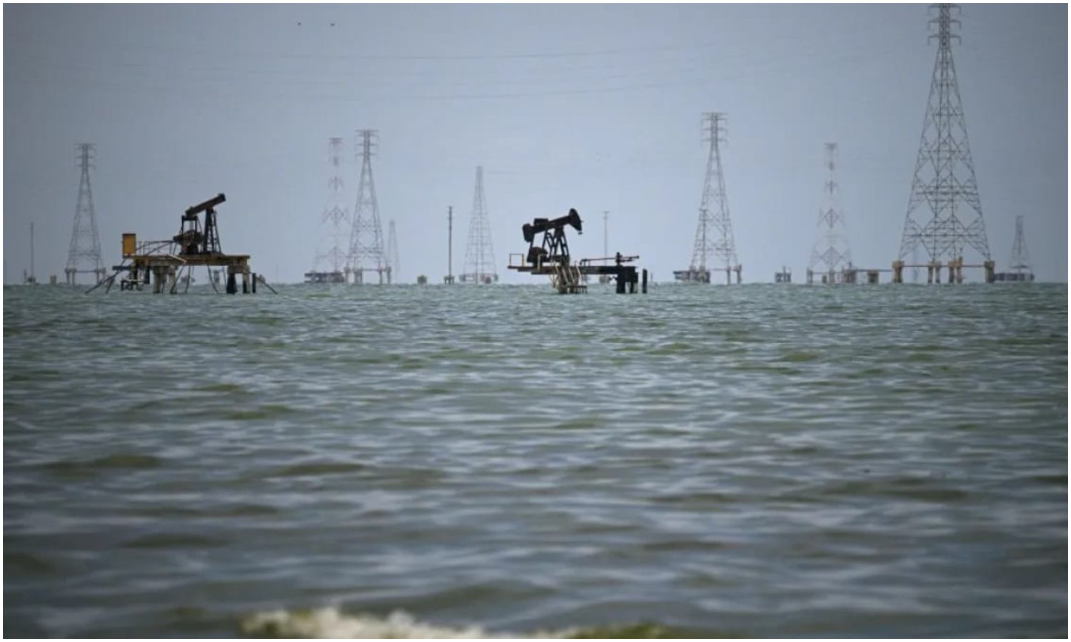 Tragedia en el Lago de Maracaibo: explosión de barcaza deja tres trabajadores fallecidos y seis heridos