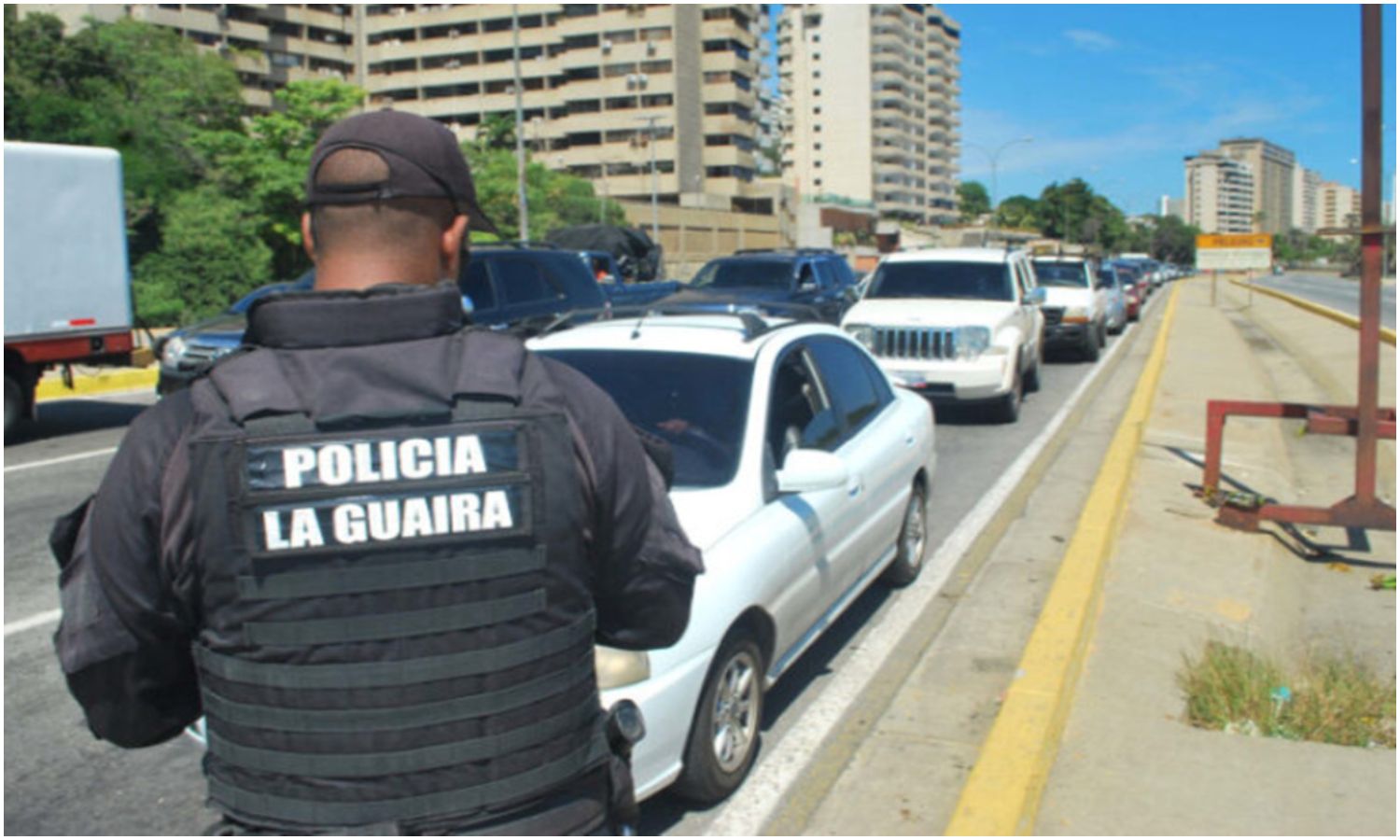Detienen a cuatro jóvenes por mojar a una estudiante de policía durante Carnaval en La Guaira