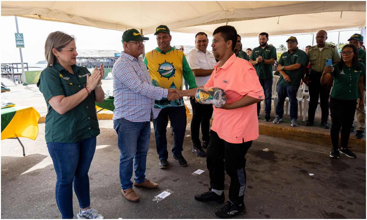 Alcaldía de Maracaibo dota uniformes identificados a marinos de Santa Rosa de Agua 